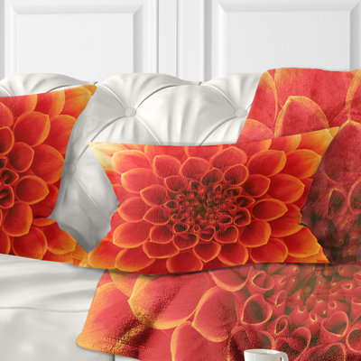 Coussin décoratif orange à motif de pétales de fleurs orange