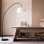 Lampe sur pied arquée moderne minimaliste, abat-jour en tissu à plis irréguliers et base en métal noir robuste