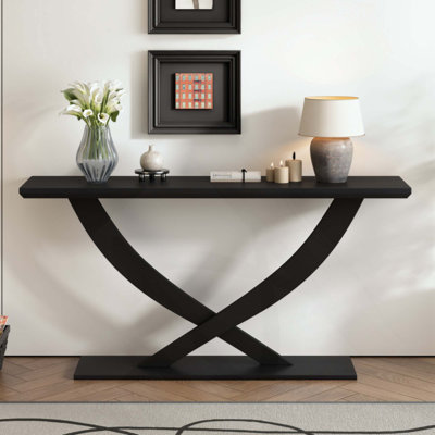 Console moderne de style rustique avec pieds croisés, fabrication robuste et grande surface, parfaite pour le salon ou la chambre à coucher