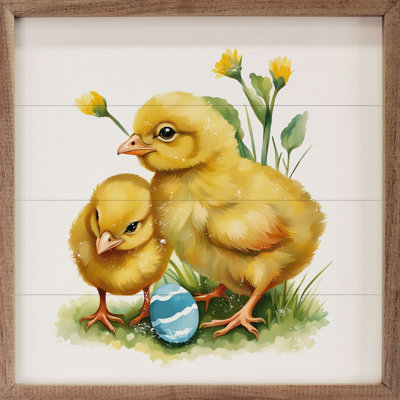 Poussins avec un œuf de Pâques blanc