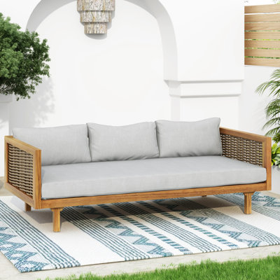 Lit de jour avec accoudoirs, structure en bois, coussins d'assise gris, panneaux à lattes, 167 cm (l) x 82 cm (p) x 60 cm (h), assemblage requis. Lit de jour 3 places avec accoudoirs, bois, coussins d'assise, chaise longue de plage, 167 cm x 82 cm x 60 cm.