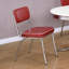 De 2 chaises rembourrées rouges - cadre de conception décorée, siège rembourré de mousse, structure décorée du côté repas, salle de rembourrage