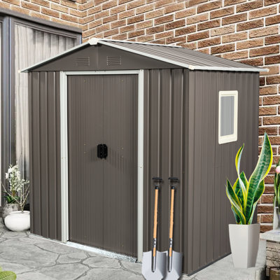 Remise de rangement extérieure en métal gris de 6 pi x 5 pi - Fabrication en fer galvanisé pour la longévité, ventilation des évents perforés, porte coulissante et cadenas, assemblage facile, remise en panneaux d'acier, évents de cadre, portes