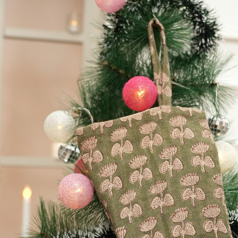 Chaussette de Noël artisanale en tissu imprimé à la main Fab Divine - Damru, H 10 po x l 4,5 po
