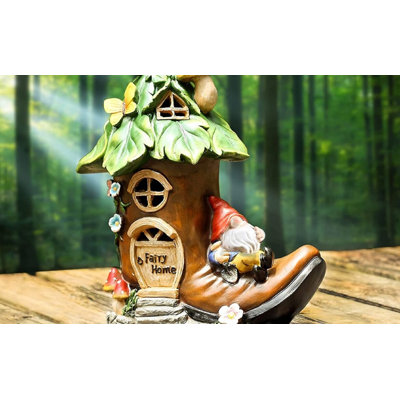 Statue de gnome Ericanthony reposant sur une maison de démarrage