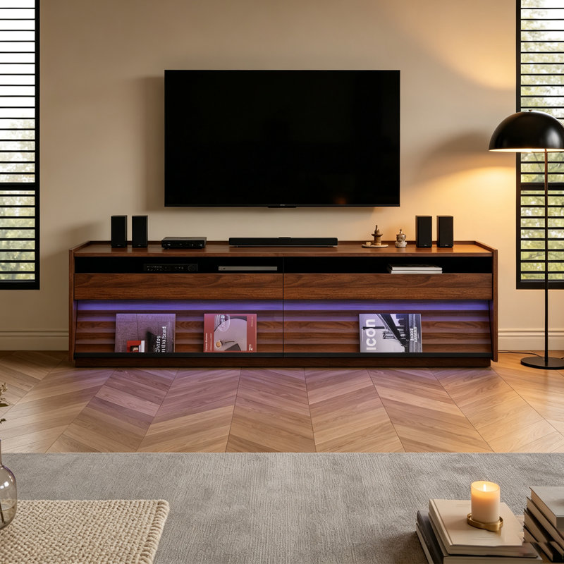 Meuble télé 71 pouces Mid-Century en noyer avec lumières à DEL RVB, panneaux de tiroir cannelés ondulés, grande console multimédia de rangement, meuble de divertissement à profil bas pour le salon