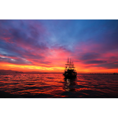 Silhouette d'un bateau antique à un magnifique coucher de soleil - Photographie sur toile tendue