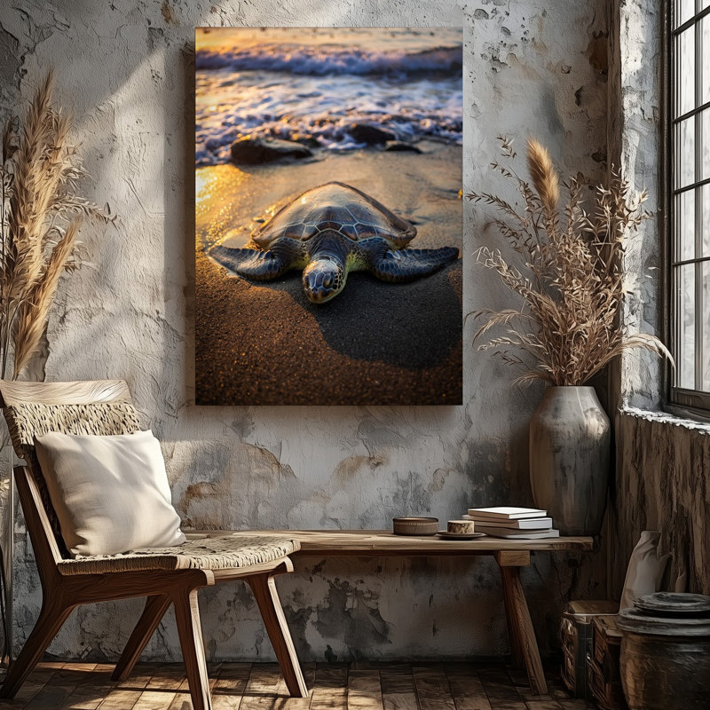 Reproduction d'art sur toile, "Gros plan d'une tortue de mer" posée sur une plage de sable illuminée par les chaudes teintes dorées du coucher de soleil