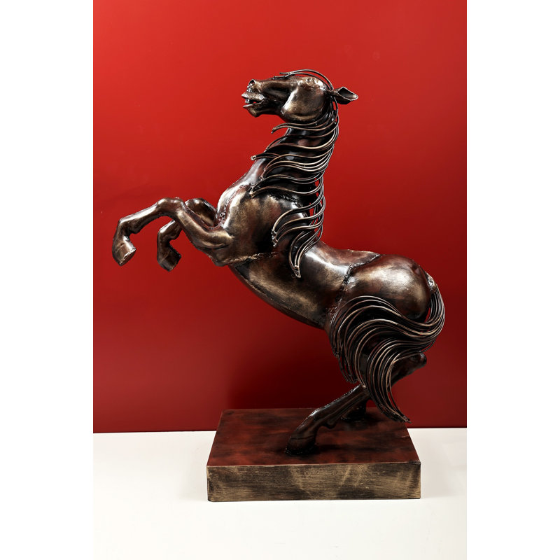 Statue de cheval jaillissant