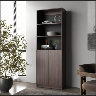 Bibliothèque en noyer teinté avec tablettes ouvertes et rangement dissimulé, parfaite pour organiser et exposer des collections.