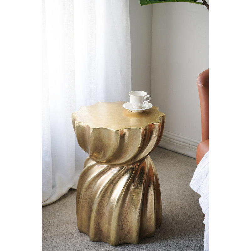 Tabouret d'appoint 14 x 14 x 18,7 po en magnésium doré avec motif sculptural tourbillon, table d'appoint contemporaine, présentoir décoratif ou siège supplémentaire