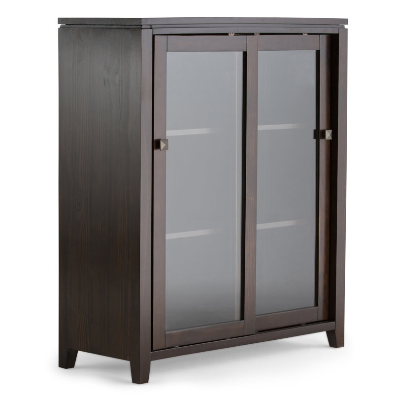 Vitrine moyenne en bois massif Cosmopolitan de 36 po avec portes coulissantes en verre et tablettes réglables, Brun acajou