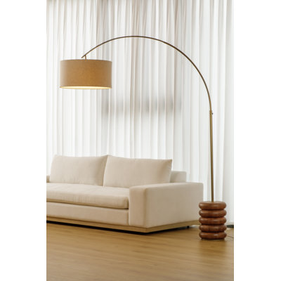 Lampe sur pied Mirela Natural Arc avec pied en métal courbé et abat-jour cylindrique surdimensionné en lin pour salon