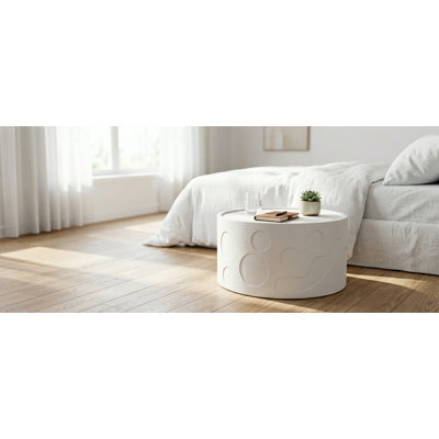 Table d'appoint ronde à piédestal avec détails en relief fabriqués à la main, parfaite pour le salon, la chambre à coucher et le bureau à domicile, fabriquée en bois d'ingénierie durable dans une finition neutre polyvalente