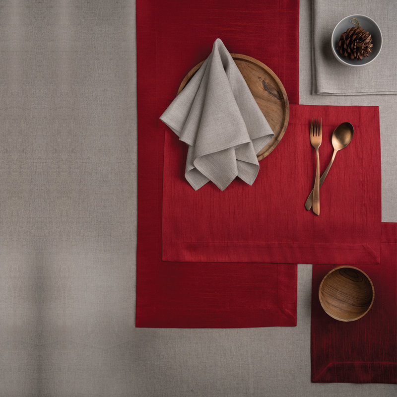 Chemin de table d'angle en soie Vegan, 60 po x 14 po, Rouge