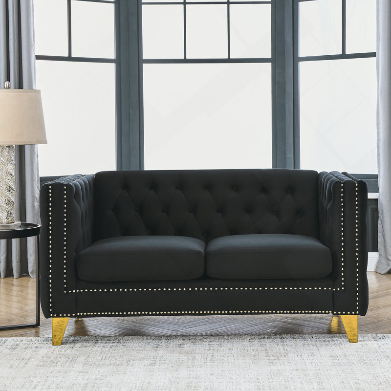 Luxueux canapé rembourré en velours avec accoudoirs carrés capitonnés, idéal pour la détente dans le salon