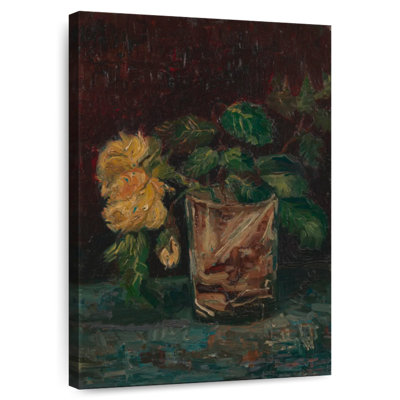 Verre avec roses jaunes