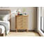 Commode moderne bohème à quatre tiroirs cannelés - Haut meuble en bois aux lignes courbes, poignées noir mat, grand espace de rangement pour chambre, salon ou entrée - Couleur : Chêne sauvage