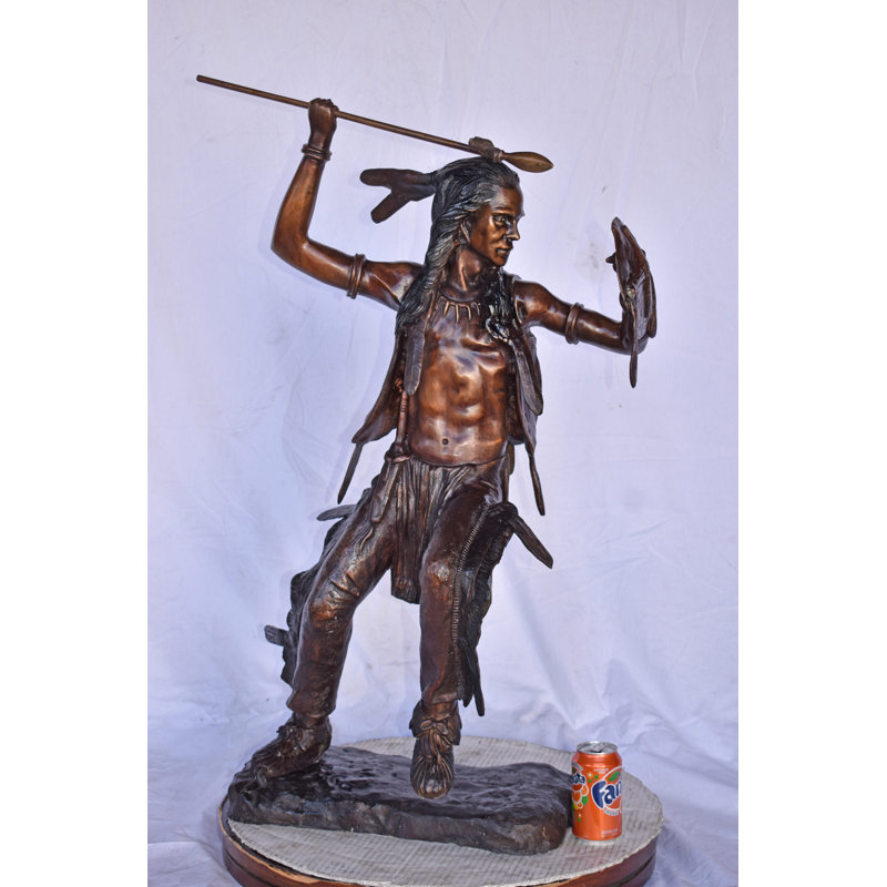 Statue de bronze Indian Worrier jeté une lance - Taille: L 15 po x l 23 po x H 38 po