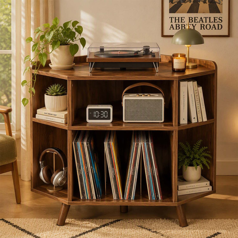 Meuble de coin à trois niveaux pour platine vinyle, style moderne du milieu du siècle, en bois, avec station de recharge et ports USB. Parfait pour ranger vos vinyles dans une chambre ou un salon de musique.