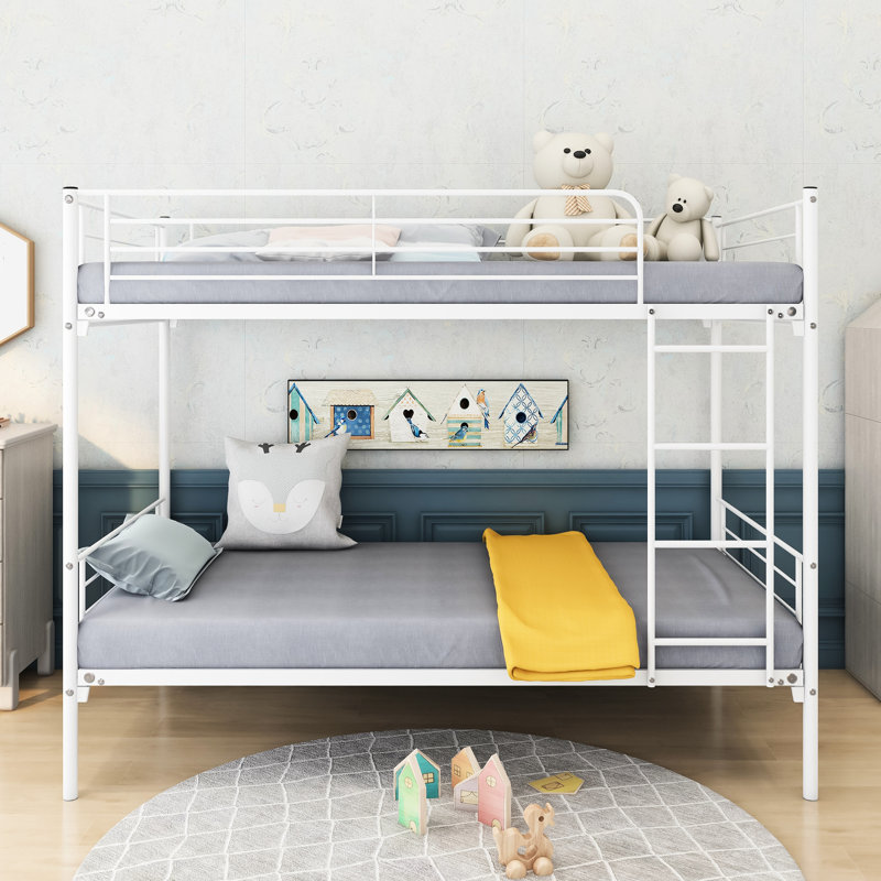 Lit superposé blanc Twintwin avec métal. Option d'économie d'espace. Fabrication, silencieux. Livré. Sous le rangement pour une jolie remise dans la chambre à coucher. Construire, nettoyer