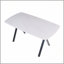 Table de salle à manger rectangulaire avec un plateau en verre trempé avec un motif en marbre et des pieds en métal noir, idéale pour les repas au restaurant.-129387155
