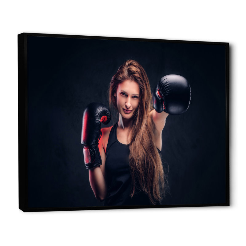 Belle femme portant des gants de boxe sur toile, H 16 po x l 32 po x P 1 po, Cadre flottant noir