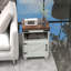Table d'appoint blanche avec rangement pour le salon, tablette ouverte, armoire et pieds en bois, largeur de 17,7 po, design moderne