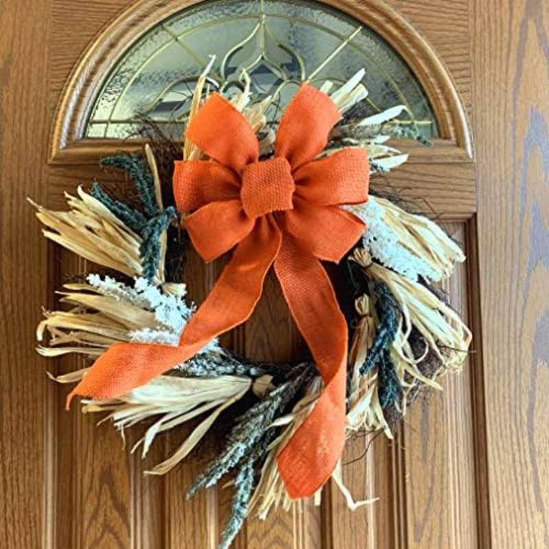 Couronne en ruban de jute orange avec nœud - 25 cm de large, 45 cm de long (longueur des pans), idéale pour la Saint-Patrick, Pâques, le printemps, l'Halloween, l'automne, l'Action de grâce, la décoration de porte d'entrée, le style champêtre, l'été et Noël. Parfait pour la Saint-Patrick, Pâques, le printemps, l'Halloween, l'automne, l'Action de grâce, la décoration de la porte d'entrée, le style champêtre, l'été et Noël.