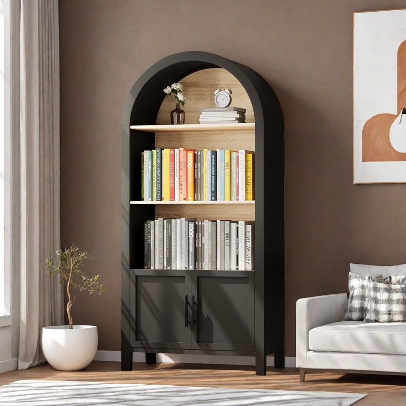 Grande bibliothèque arquée avec tablette de rangement ouverte et espace de rangement équipé d'une porte