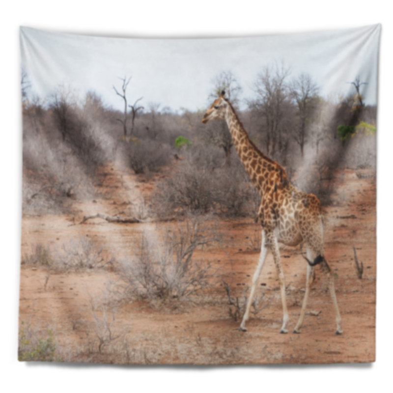 Giraffe de l’animal, à travers une tapisserie de forêt africaine et une suspension murale, H 32 po x l 39 po