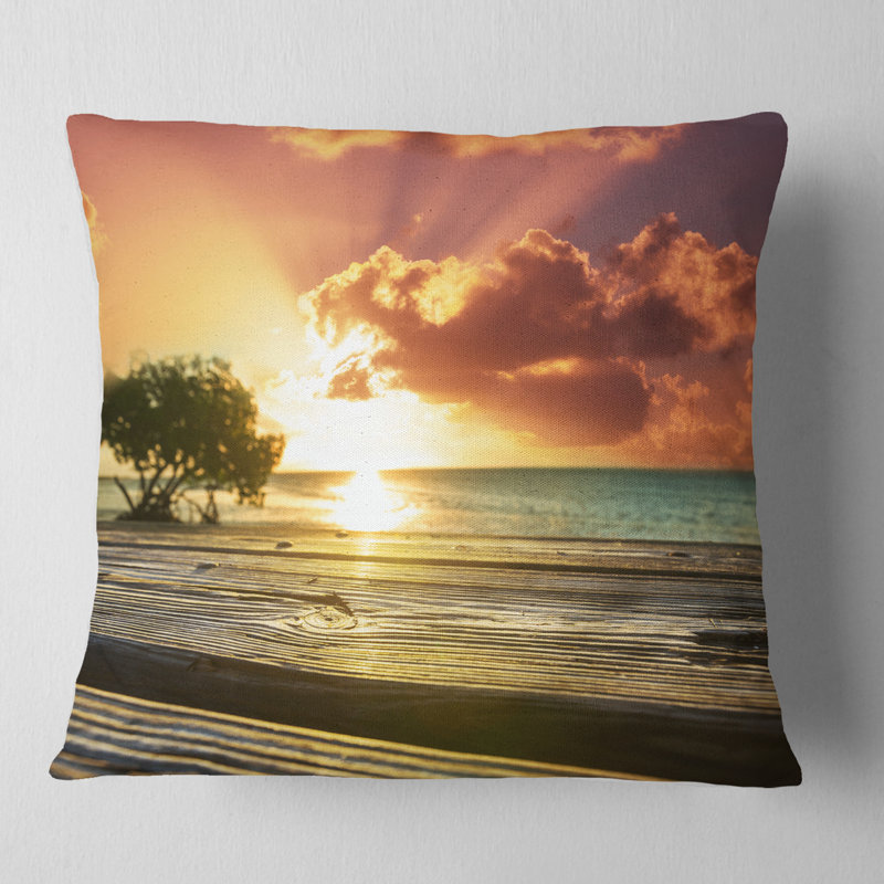 Coussin Boardwalk on Beach Under Cloudy Sky, Carré 18 po x 18 po