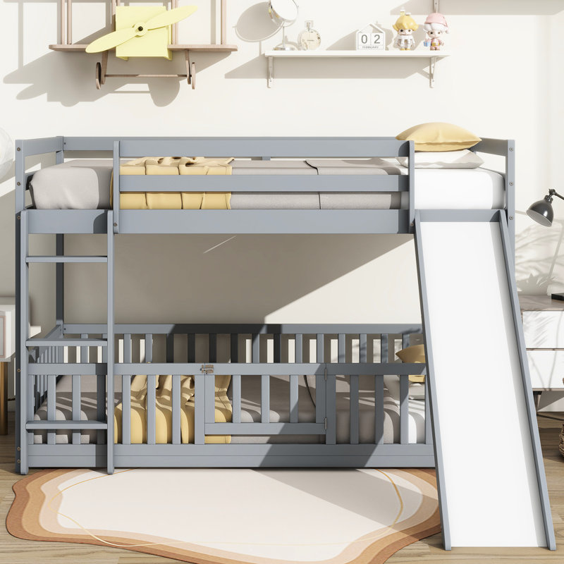 Lit simple gris au-dessus d'un lit superposé avec glissière et rails - Fabrication en bois de pin massif pour les journées ludiques