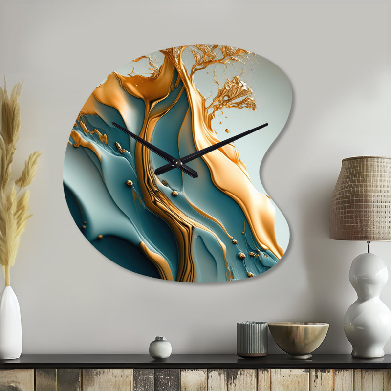 Abstrait bleu et feuilles dorées III - horloge murale asymétrique en métal à feuilles, forme unique en bleu, Petit