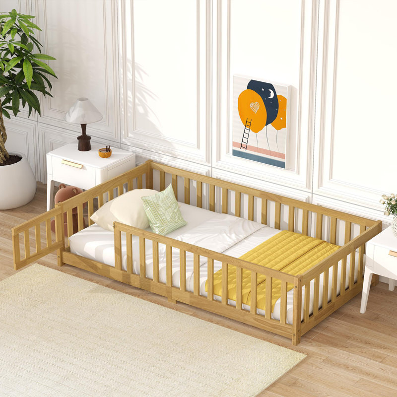 Lit de plancher avec clôture et porte, lit de plancher en bois d'hévéa avec barrières de sécurité, Lit simple, Naturel