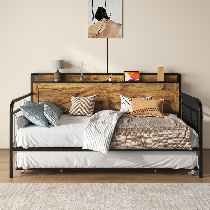 Lit de jour simple avec couchette, structure en métal et en bois avec station de charge, poches de rangement et roulettes verrouillables, aucun sommier nécessaire