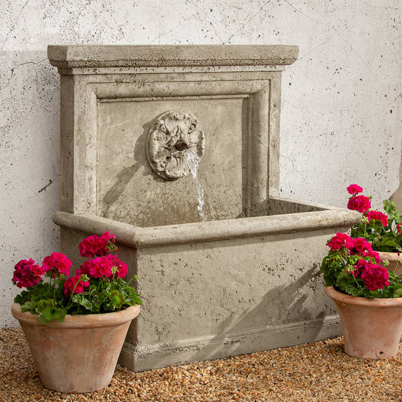 Fontaine en béton St. Aubin, Pierre alpine