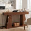 Console étroite avec prise de courant intégrée, canapé de style campagnard derrière le canapé, table de vestibule avec compartiment de rangement latéral et tablette inférieure à lattes