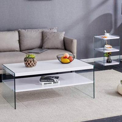 Ensemble de table de chevet et de table basse à trois niveaux. Fabriqué en panneau de fibres à densité moyenne avec des autocollants blancs et du verre trempé transparent des deux côtés. La conception est simple et élégante, avec de puissantes fo