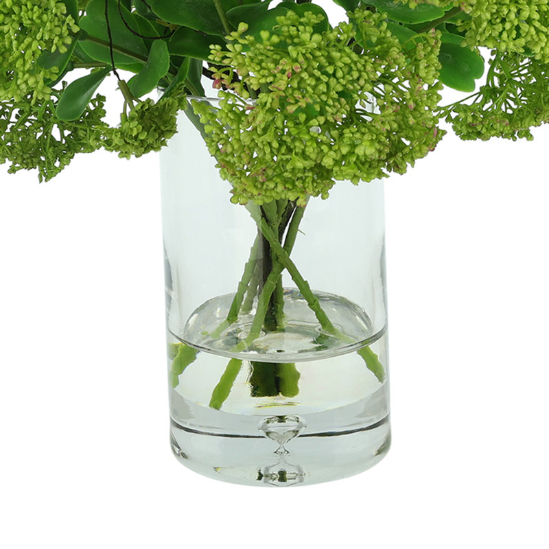 Arrangement de fausses boules de neige dans un vase