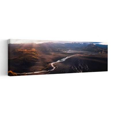 Vallée volcanique, rayons du soleil, art dramatique contemporain contemporain de montagne