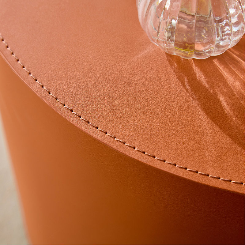 Table en cuir moderne avec panneau de fibres à densité moyenne orange - tailles compactes, idéale pour la décoration du salon et l'utilisation quotidienne