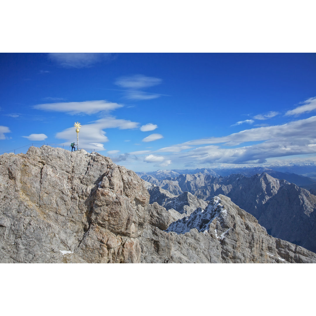 Bergsteiger stehen auf dem Gipfel der Zugspitze by DieterMeyrl - Print