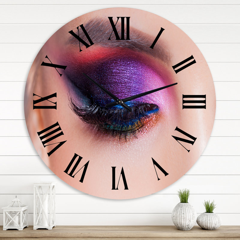 Maquillage lumineux pour les yeux dans des tons de bleu luxueux - horloge murale moderne, Grand