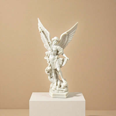 Une statue en résine de l'archange Saint-Michel