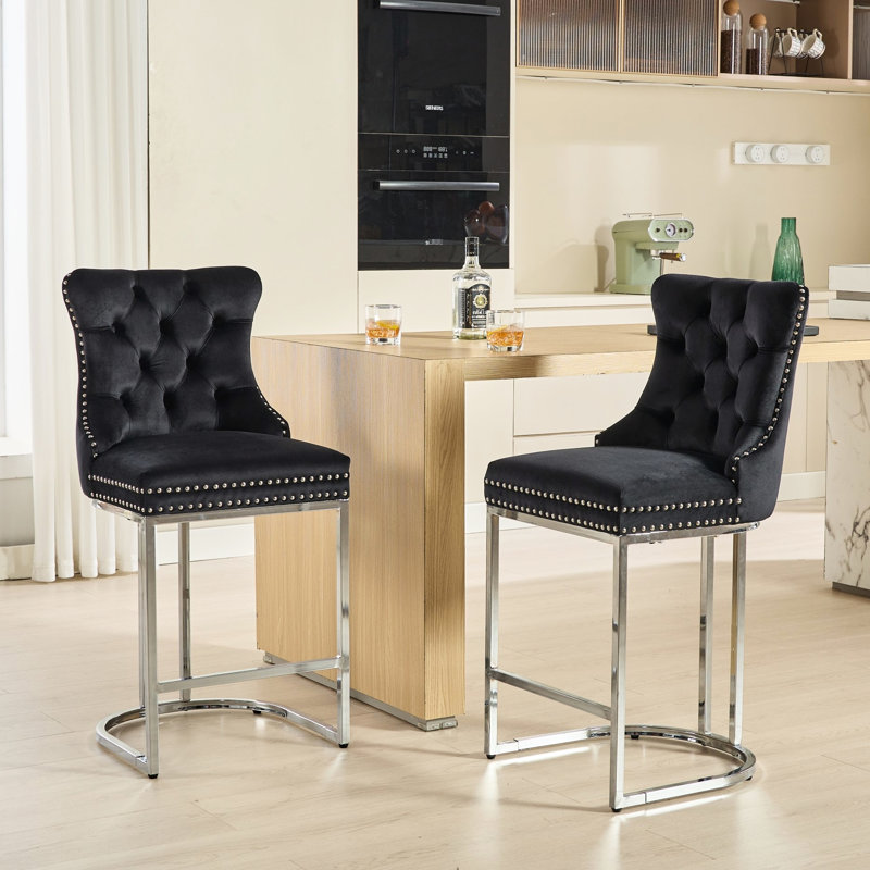 Tabourets de bar modernes de 25 po à hauteur de comptoir, de 2, dossier en velours et garniture de rivet avec pieds en métal solides, noir pour la salle à manger à la maison, hauteur de l'îlot de cuisine, garniture de dossier et de rivet, base, 2 pièces