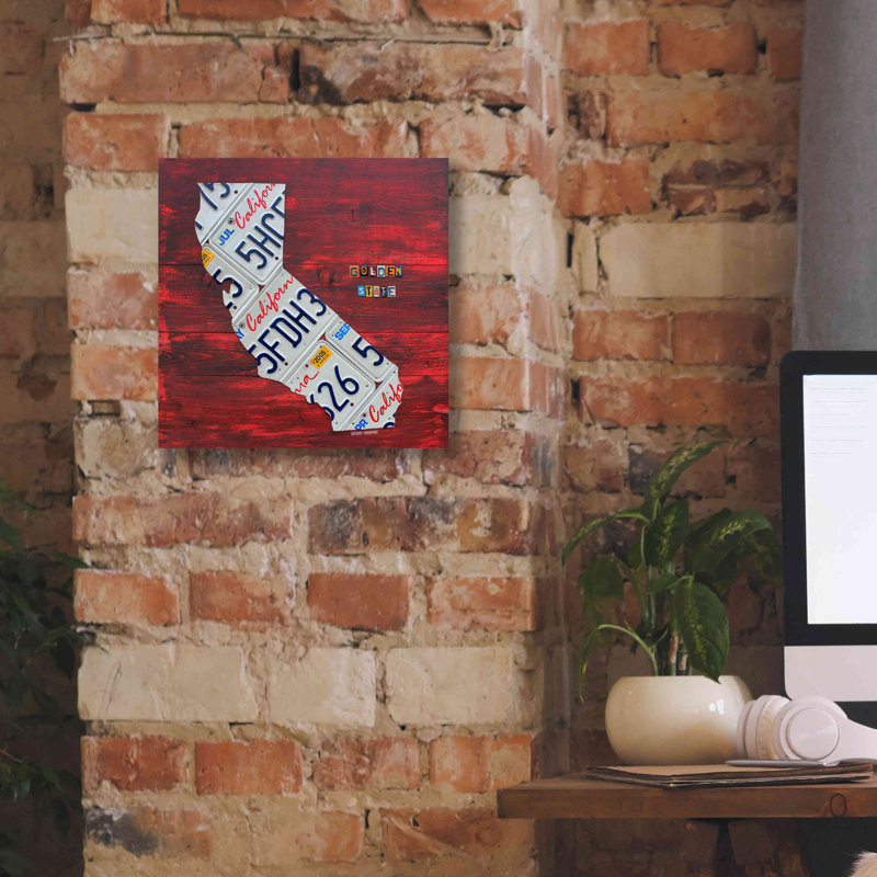 «California Licence Plate Map Red» par Design Turnpike, H 12 po x l 12 po x P 0,75 po