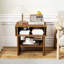 Table de bout avec porte coulissante cannelée, table d'appoint à 3 niveaux avec armoire cachée et rangement ouvert, table de bout moderne de 21,7 po de largeur pour le salon