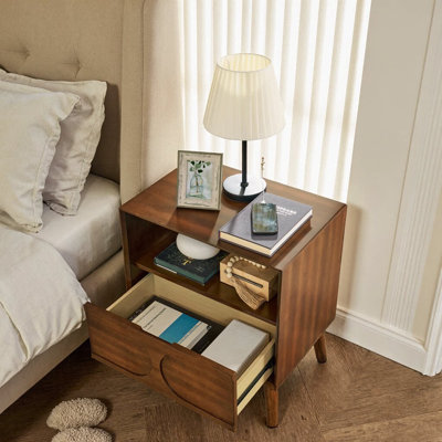 Table de chevet cannelée de style Mid-Century avec station de charge - 2 prises et 2 tables de chevet USB avec tiroir et tablette ouverte, pieds en bois massif, finition noyer