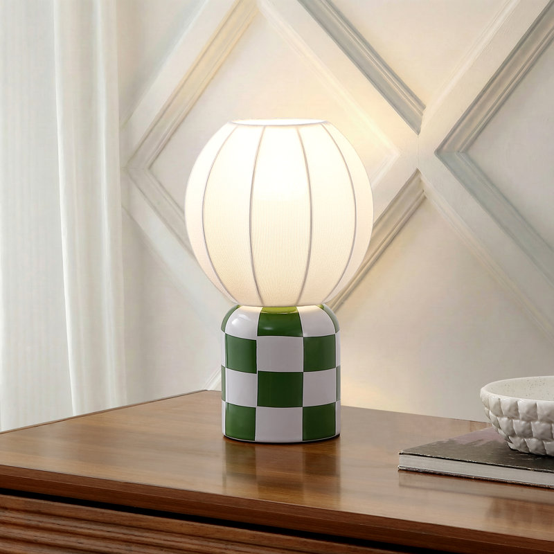 Lampe de table à DEL miniature Valarie de 10,25 po en céramique à damier de style contemporain moderne, avec abat-jour globe côtelé en forme de cocon.